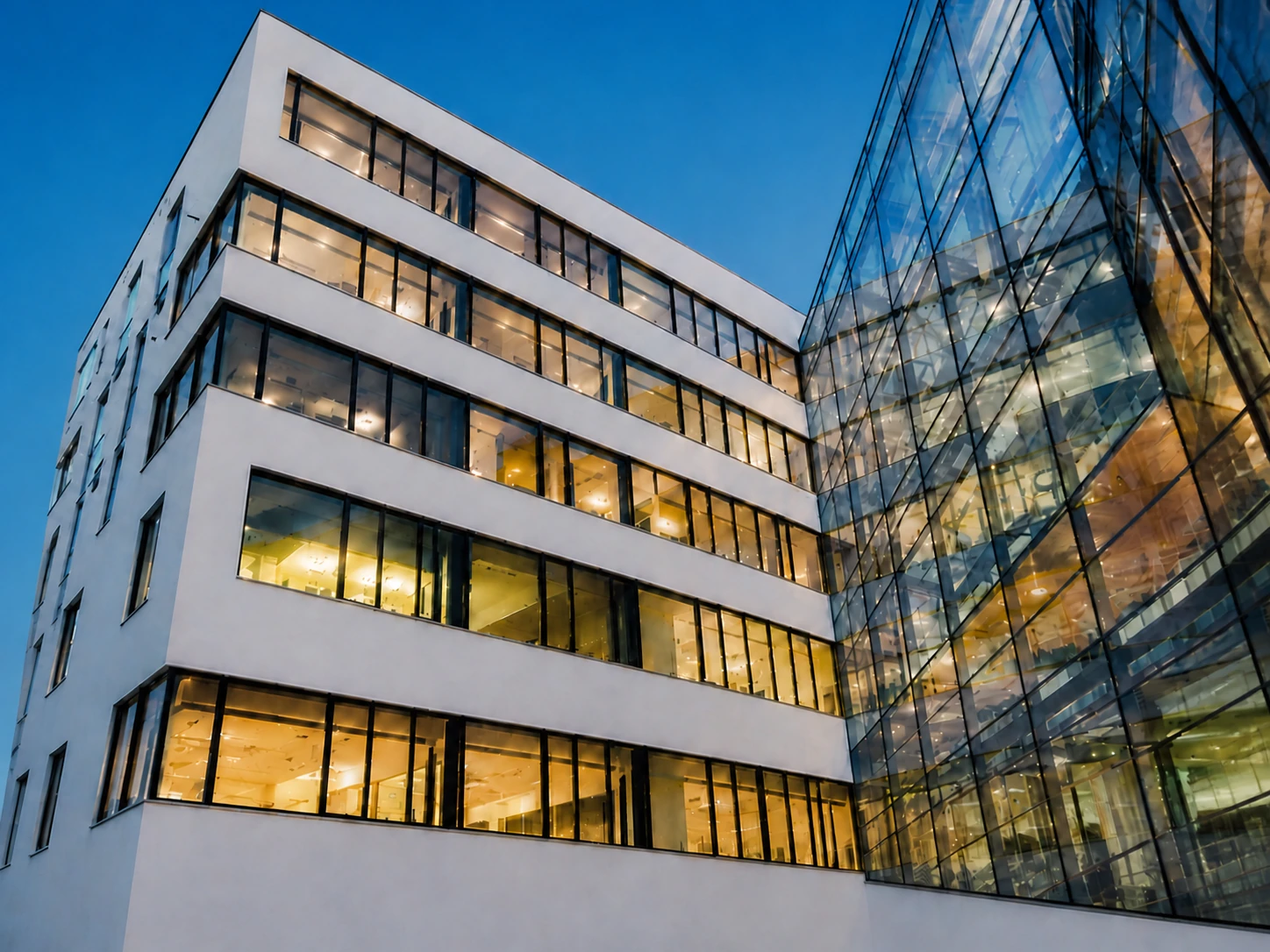 Perspektivische Produktansicht von Legal Cognition Contract Intelligence mit Vertragskennzahlen, Compliance-Status und Portfolioübersicht.